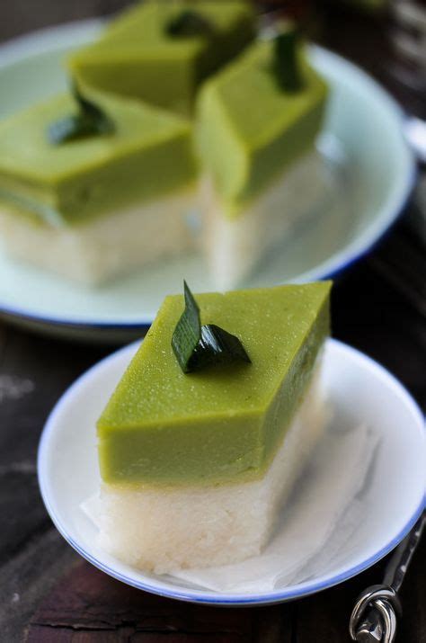 Kuih ee is a dessert of glutinous rice balls in syrup eaten as a symbol of unity and togetherness during tang chek, weddings, birthdays, and the chinese new year. Pandan Custard-Glutinous Rice Layers In Malaysia, its ...