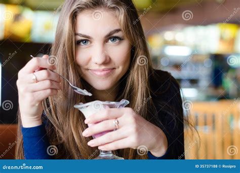 Jeune Femme Heureuse Mangeant La Cr Me Glac E En Caf Photo Stock