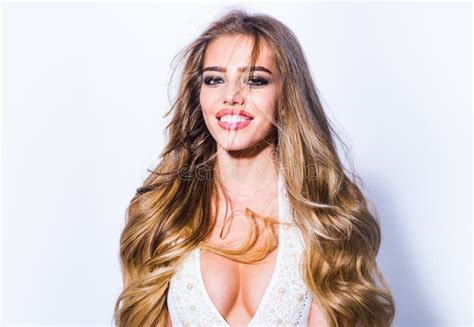 Vackra Brösten Beauty Flickan Visar Sina Vackra Bröst Med Behå Sensual Skönhetsmodell I Modebra