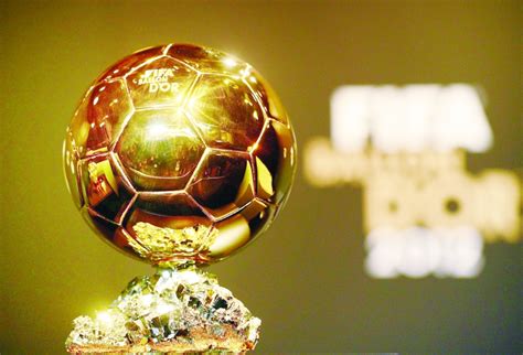جريدة عمان ميسي خارج قائمة المرشحين لجائزة الكرة الذهبية و بنزيمة