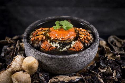Steamed Hairy Crab With Ginger And Homemade Chinese Rice Wine In Stock Image Image Of Legs