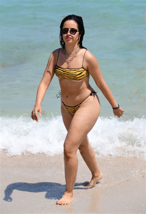 Camila Cabello à Miami Beach en bikini noir et mini jupe blanche