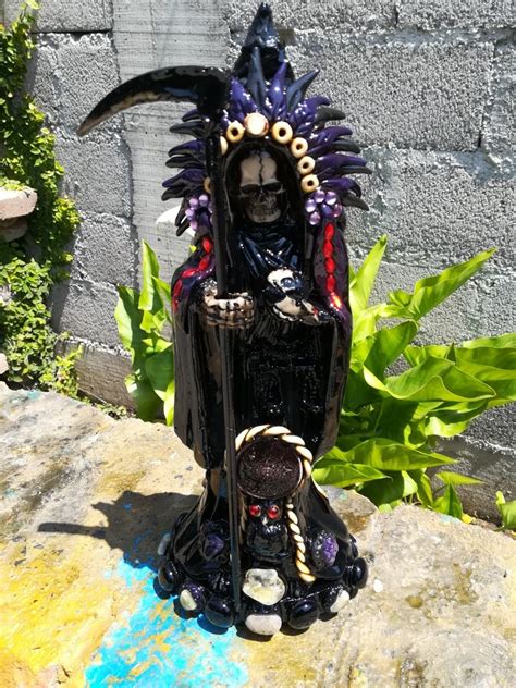Santa muerte is a mexican folk saint who represents the energy and spirit of death, she is often depicted looking like the grim reaper with a few different attributes attached to her besides just the scythe. Santa Muerte Negra - $ 280.00 en Mercado Libre