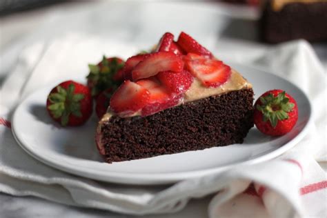 An eggless chocolate mousse is poured into a cookie crumb crust and decorated with fresh strawberries and cream in this elegant yet easy dessert. Dark Chocolate Cake with Peanut Butter Mousse and ...
