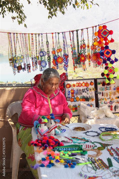 Mujer Artesana Wixarika Arte Huichol Anciana Artesanía De Chaquira