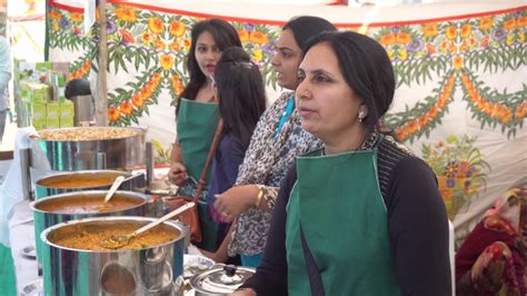 Amazing Indian Women Cooking And Serving Food To The Customers Youtube