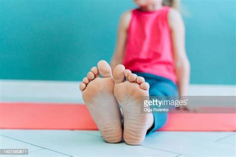 Girl Barefoot Chair Photos Et Images De Collection Getty Images