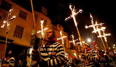 Факельное шествие в ночь Гая Фокса в Англии