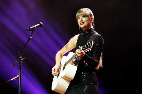 Taylor Swift Surprises Crowd At Bon Ivers London Show Sings ‘exile