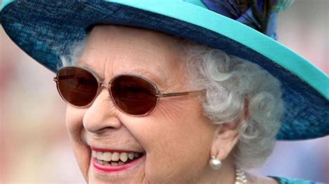 Queen Elizabeth Has Had Eye Surgery To Remove A Cataract Wears