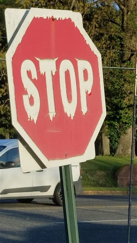 This Peeling Stop Sign Looks Like An Awesome Font Rmildlyinteresting