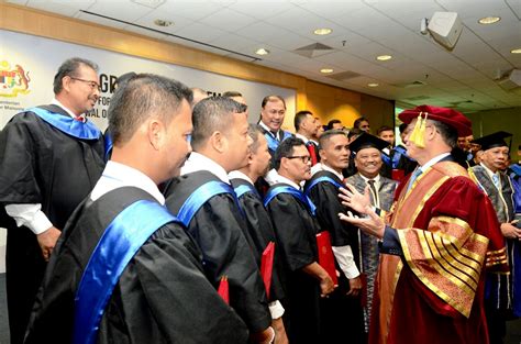 The department of skills development establishes the criteria for approval of accredited centers offering skm programs and ensures that accredited centers offer, administer and maintain the quality of malaysian skill certificates for specific jobs covered by the national occupational skills standards. 100 Proton Employees Obtain Skills Certification ...