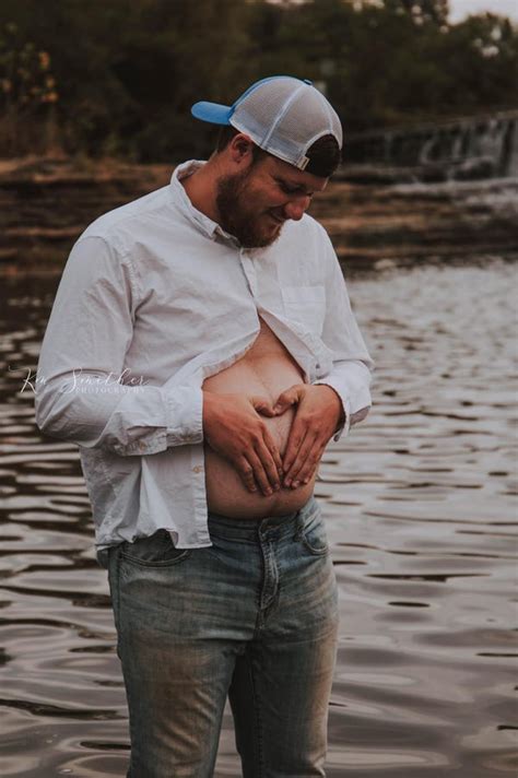 Husband Takes Hilarious Maternity Photos For Pregnant Wife On Bed Rest