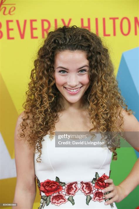 Sofie Dossi Attends The 7th Annual 2017 Streamy Awards At The Beverly
