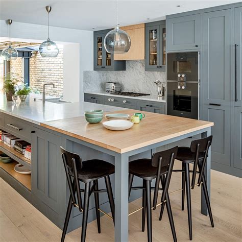 Ideas and inspiration to create a stunning grey kitchen. GRAND GREY SHAKER KITCHEN in 2020 | Grey shaker kitchen ...