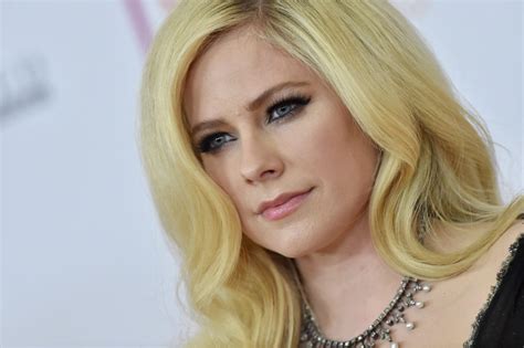 Последние твиты от avril lavigne (@avrillavigne). Avril Lavigne Opens Up About Almost Dying In Letter To ...