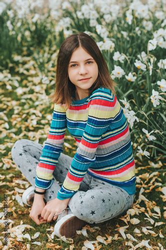 Outdoor Portrait Of Young Preteen 12 Year Old Girl Foto Stock Adobe Stock