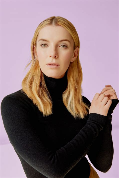 Glow Star Betty Gilpin What Its Like To Have Pea Sized Confidence