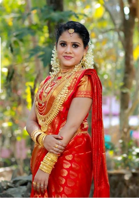 Pin By Kana Ravin On Brides Of Kerala Kerala Bride Wedding Saree