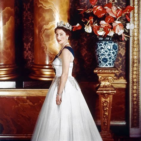 It's not easy to make fashion decisions when you're in the spotlight. A Young Queen Elizabeth: See Rare Photos of the Monarch ...