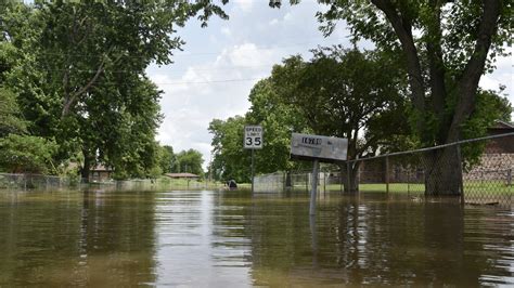 Flooding In The Midwest 4 Rivers Surge Along With Residents Worries The New York Times
