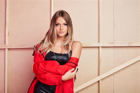 On first glance perhaps it´s her trademark orange sunglasses and presence that can beam a smile from. Laura Schadeck mostra seu poder vocal com a balada pop "A ...