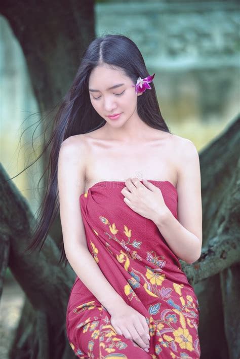 Belle Fille Avec La Culture Du Vietnam Traditionnelle La Vie De