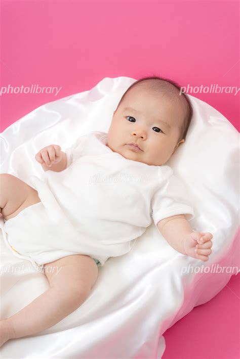 生後1ヶ月の赤ちゃん 写真素材 5205499 フォトライブラリー Photolibrary