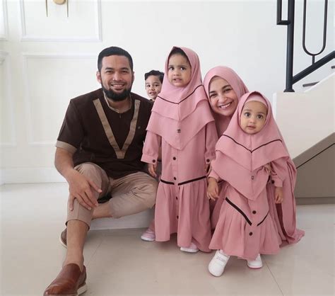 Nuansa soft pink ala keluarga a6. 7 Potret Kekompakan Keluarga Selebriti Pakai Seragam ...