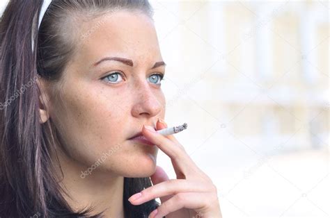 Closeup Of A Pretty Woman Smoking At The Street — Stock Photo