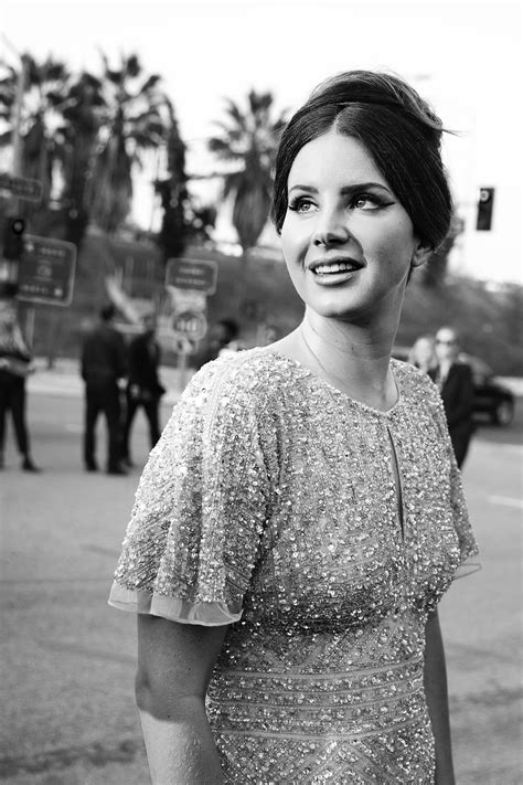 Lana Del Rey Publica Su Primer Libro De Poesía Violet Bent Backwards Over The Grass