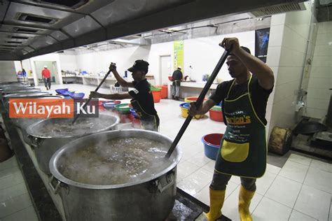 Despite that, we received support to sponsor all the 15 bubur lambuk pots this year, he said when met at the mosque today. Keenakan bubur lambuk Kampung Baru bakal dirindui - Wilayahku