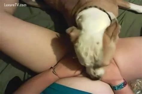 She Gets A Super Impressive Muff Diving From Her Dog