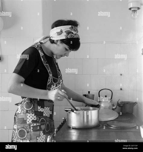 Woman Apron 1960s Hi Res Stock Photography And Images Alamy
