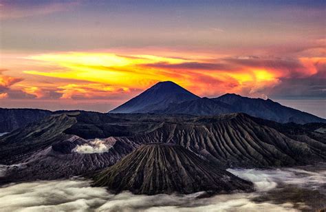 Itulah 10 daftar gunung berapi di indonesia lengkap beserta penjelasannnya yang telah berhasil. 6 Gunung di Indonesia dengan Keindahan Alam yang Menakjubkan