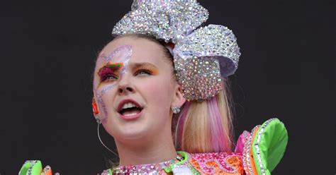youtuber and nickelodeon star jojo siwa comes out as gay in incredible way mirror online