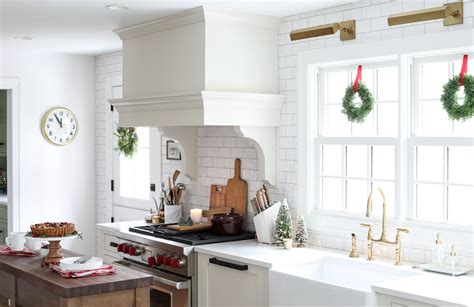 Today we are discussing christmas kitchen decor and ways to pull it off in a stylish way. Festive Christmas Kitchen Decor Ideas and Inspiration