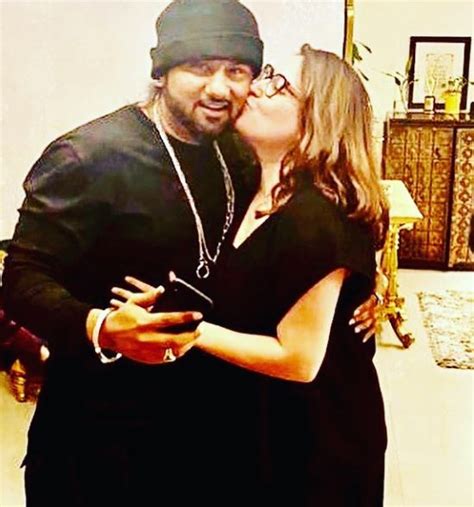 Yo Yo Honey Singh Shares Cute Picture With Wife Shalini Singh On Her