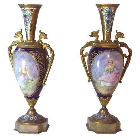 Paar Kleine Vasen Aus Sèvres Porzellan 19 Jahrhundert Im Angebot Bei 1stdibs