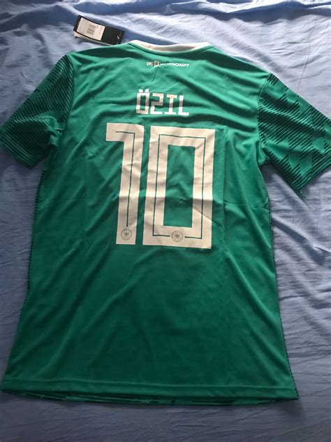 Kulüp, türk asıllı alman futbolcuyu 3.5 yıllığına hem fenerbahçe hem de mesut özil, transferin resmen açıklanması sürecinde ilk paylaşımlarını yaptı. Mesut Özil 〽️1️⃣0️⃣👀 on Twitter: "As I promised I'm going to be doing a give away for this ...