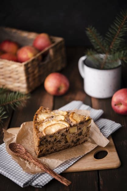 Weitere ideen zu bienenstich kuchen und bienenstich rezept. Stück kuchen mit äpfeln und kiefer | Kostenlose Foto