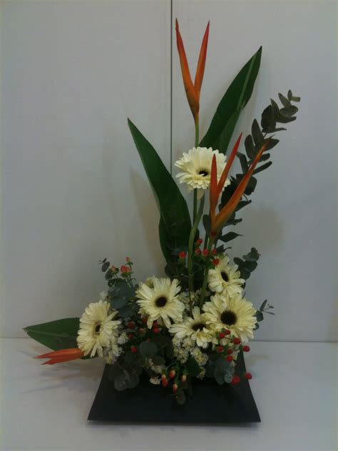 Discover how to arrange flowers and recreate bouquets by top florists. Flowers by KC: The L shape