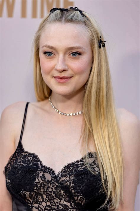 Pin By Emre Yeni On Ünlüler Dakota Fanning Dakota And Elle Fanning First Lady