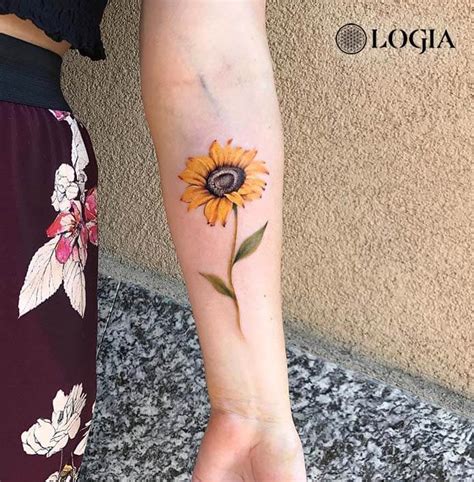 Las rosas representan la belleza, femineidad y elegancia de la mujer, también representan el amor. Tatuajes de flores en el brazo | Logia Tattoo Barcelona