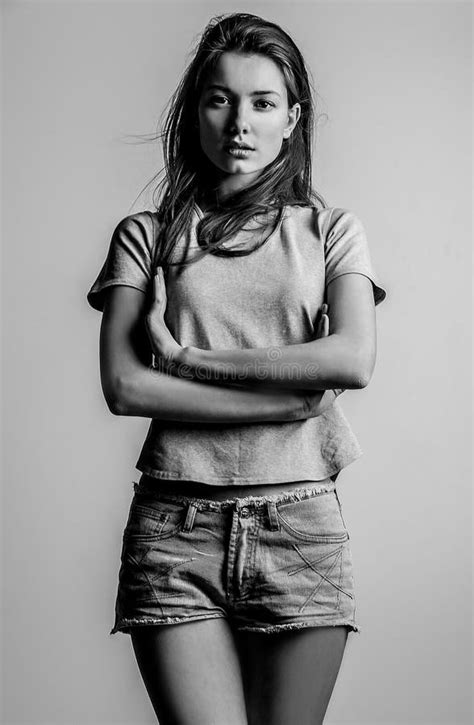 Het Jonge Sensuele Modelmeisje Stelt In Studio Stock Foto Image Of