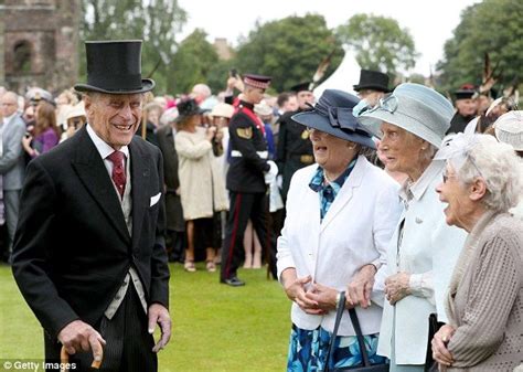 Royal Laugh The Duke Of Edinburgh Met Members Of The Glasgow Wrens Association Reine Elizabeth