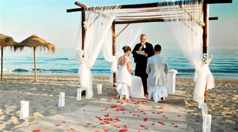 Location da sogno per celebrare l'amore. Un matrimonio sulla spiaggia che abito da sposa richiede ? | Look Sposa