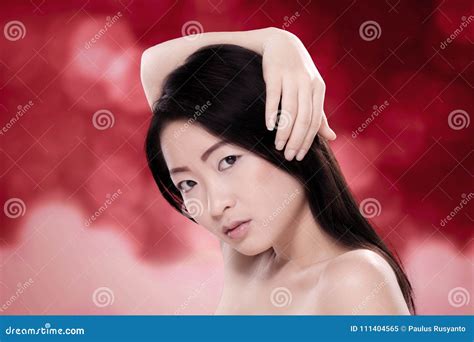 Mooie Chinese Vrouw Met Gezond Haar Tegen Vage Rode Achtergrond Stock