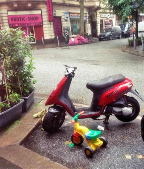 Obwohl es auf die entwicklung ankommt, wenn man also mit einem 3/4 jahr in der gegend rumflitzt, finde ich ein dreirad ziemlich übertrieben. Lustiges Foto: Dreirad parken