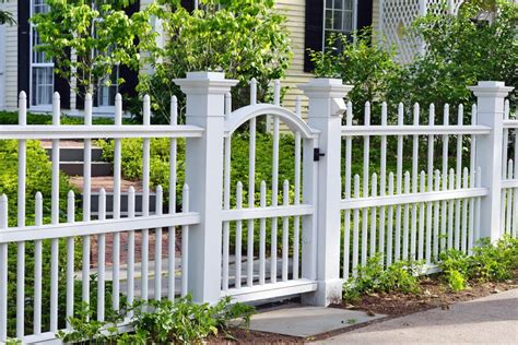 30 Picket Fence Ideas And Best White Picket Fence Designs